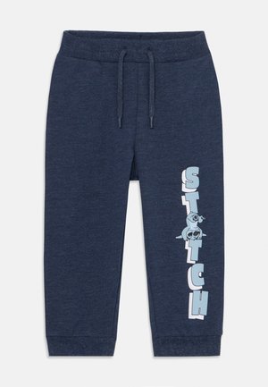Calças de moletom azul-marinho com uma textura suave, apresentando uma cintura elástica com cordão e um desenho gráfico com a inscrição "STITCH" ao longo do lado.
