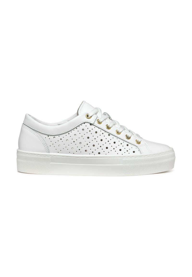 Weißer Sneaker aus Leder mit einem perforierten Design aus runden Löchern, flachen Schnürsenkeln und einer dicken weißen Gummisohle mit strukturierten Akzenten.