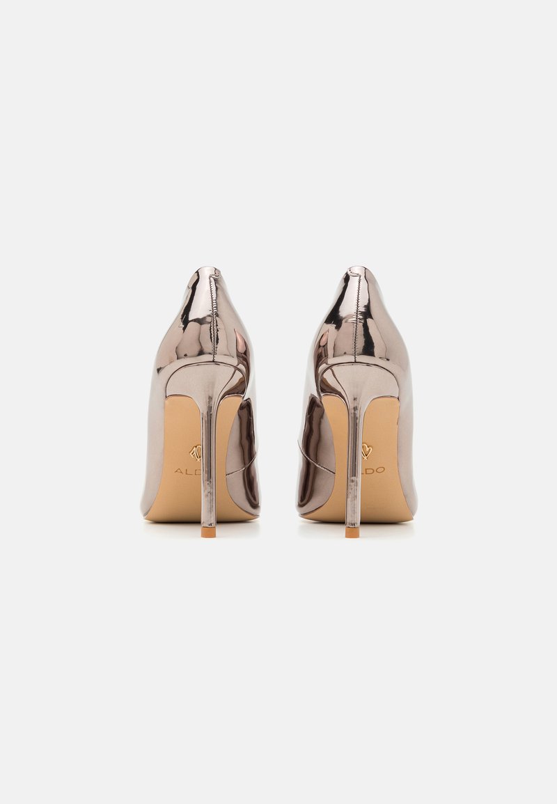 Talons aiguilles en rose doré métallique vus de l'arrière, avec des talons fins et une finition lisse et brillante sur fond blanc.