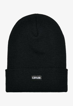 Juodas megztas kepuraitė su atlenkimu, priekyje esantis mažas baltas "CAYLER." etiketas. Medžiaga turi tekstūruotą išvaizdą.