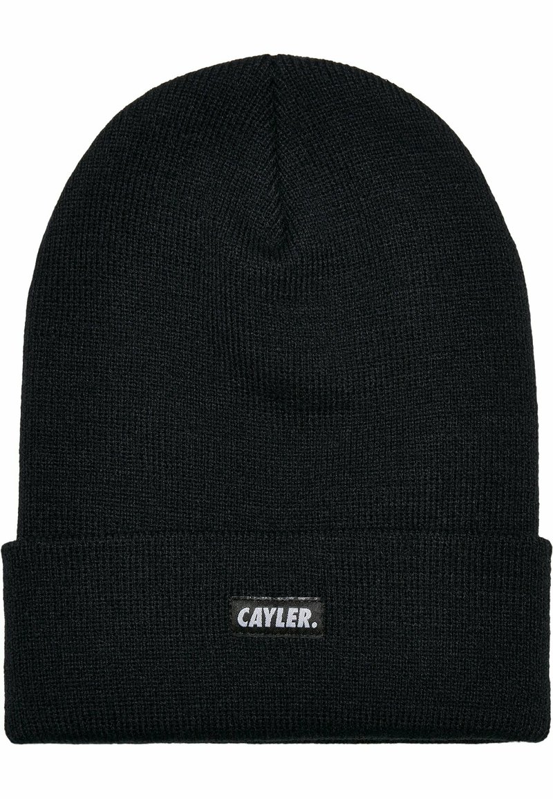 Mustat neulottu pipo, jossa on taitettu muotoilu ja etuosassa pieni valkoinen "CAYLER." -labeli. Materiaalissa on tekstuuri.