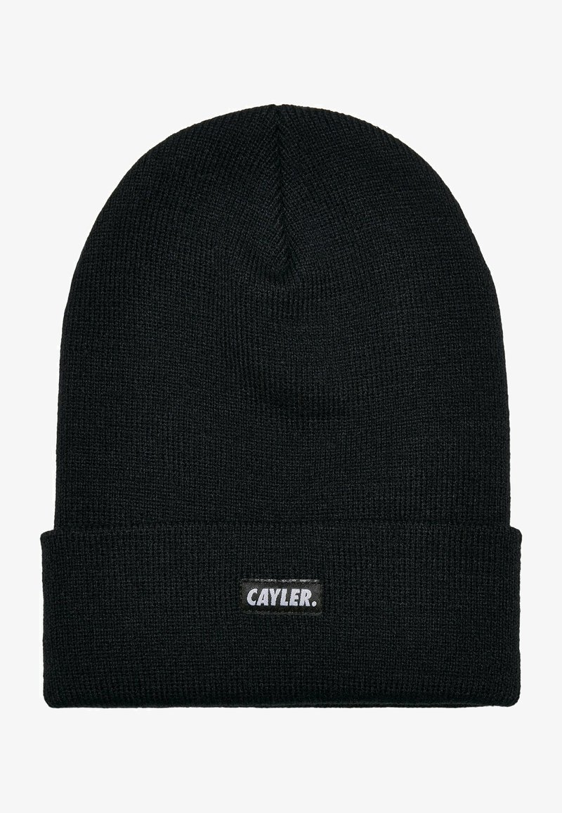 Bonnet en tricot noir avec un design à revers, comportant une petite étiquette blanche "CAYLER." à l'avant. Le matériau a une apparence texturée.