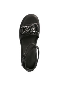 Svart sandal med en kraftig kedjeaccent, slät skinnöverdel, öppen tå och ankelrem. Platt sula med en minimalistisk design.