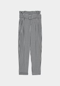 Schwarz-weiße Gingham-Karohosen mit einer breiten, gegürteten hohen Taille, gefaltetem Vorderteil und zulaufenden Beinen. Glatte Stofftextur.