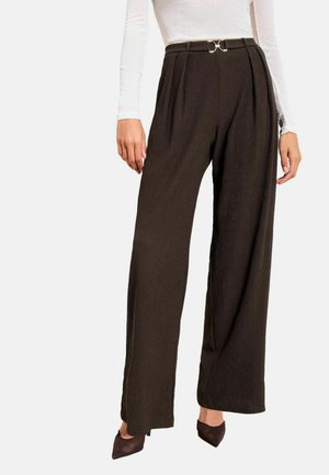 Brown pleated wide-leg pants featuring a textured fabric, a silver hardware accent at the waist, paired with dark pointed shoes.