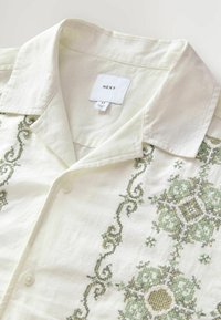 Next REGULAR FIT - CROSS STITCH EMBROIDERED SHORT SLEEVE  - Vapaa-ajan kauluspaita - ecru