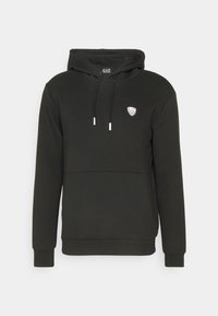 Svart hoodie i mjukt tyg, med en känguruficka, justerbar dragsko på huvan och en liten broderad logo på bröstet.