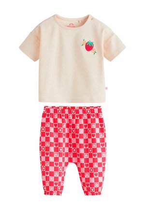 Helles kurzärmliges Hemd mit Erdbeerdesign. Rote karierte Hose mit Herzen und Blumen. Baumwollmaterial mit elastischem Bund.