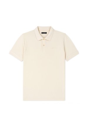 Beżowa koszulka polo z krótkim rękawem, dwoma guzikami i klasycznym kołnierzykiem, rozłożona na białym tle.