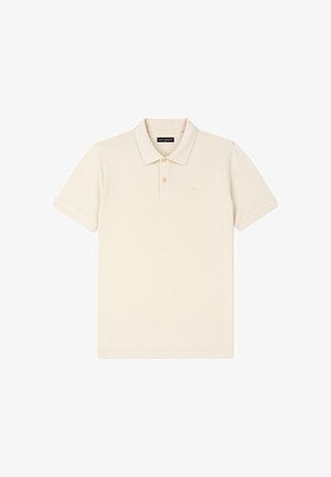 Beżowa koszulka polo z krótkim rękawem, dwoma guzikami i klasycznym kołnierzykiem, rozłożona na białym tle.