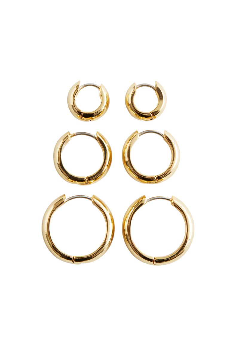 Set aus drei Paar Creolen in goldfarbenem Metall, variierend in der Größe. Rundliche Formen mit einer glatten, reflektierenden Oberfläche und offenen Verschlüssen.