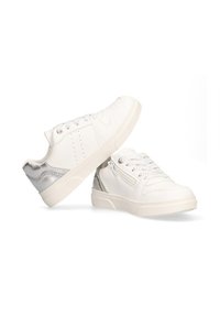 Zapatillas blancas de cuero liso con un acento plateado texturizado. Cuenta con un diseño de cordones y un sutil patrón perforado en los laterales.