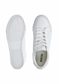 Białe sportowe sneakersy z płóciennym cholewką, gumową podeszwą, płaskimi sznurowadłami i przeszyciami, z teksturowanym wzorem podeszwy i logo wewnątrz.