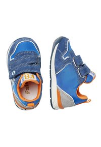 Sneakers blu per bambini con strap in velcro, materiale scamosciato e tessuto, dettagli arancioni e una suola bianca testurizzata con un motivo di battistrada.