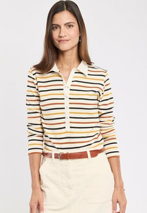 Haut à manches longues et col avec des rayures horizontales en beige, marron, noir et jaune. Comprend une patte de boutonnage et une texture de tissu douce.