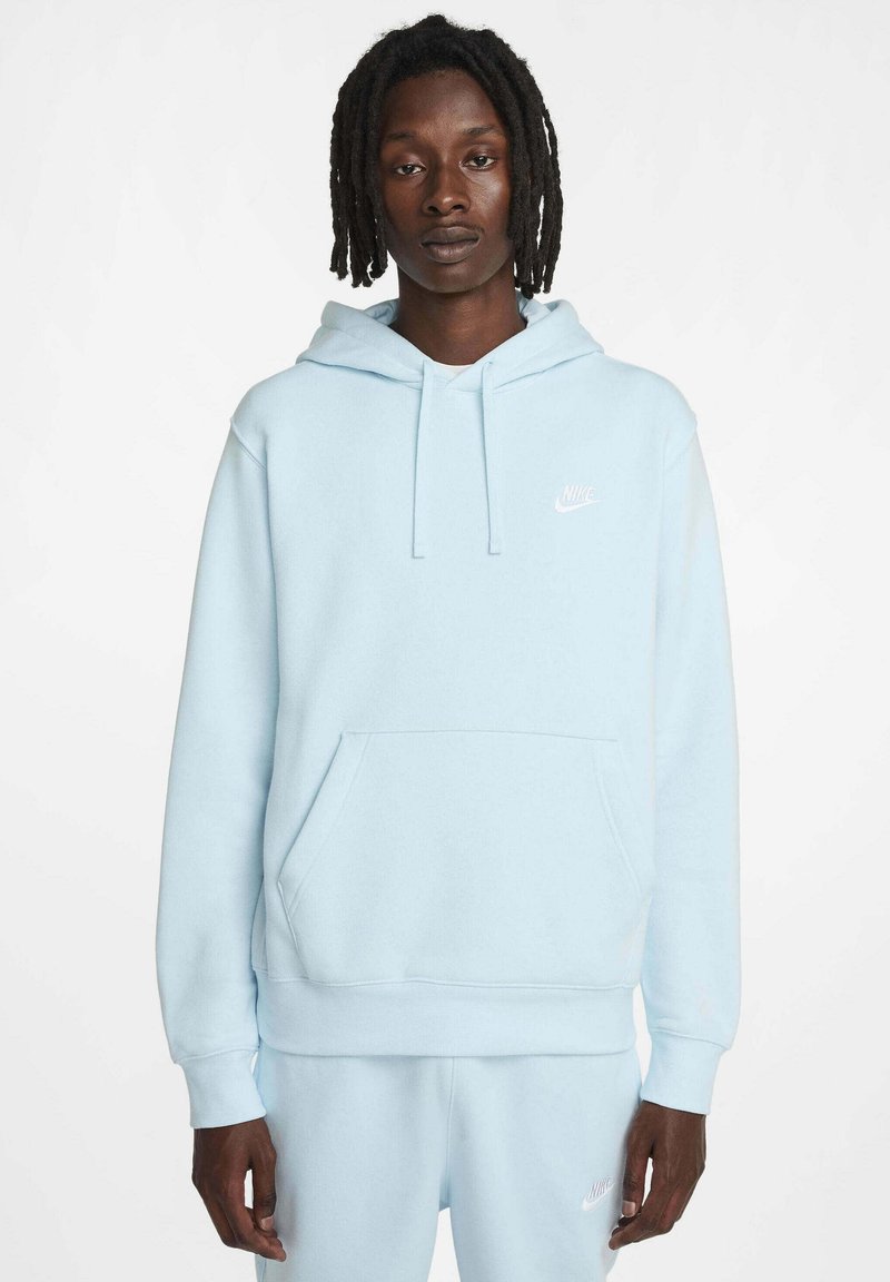 Felpa blu chiaro realizzata in morbido tessuto con tasca a marsupio, presenta un piccolo logo bianco Nike sul petto e polsini a coste.