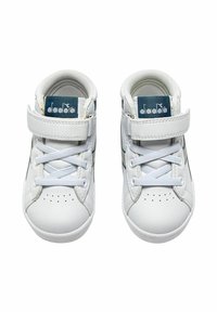 Scarpe sportive bianche con tomaia in pelle, dotate di una fascia in velcro, lacci, punta perforata e un logo blu scuro sulla linguetta.