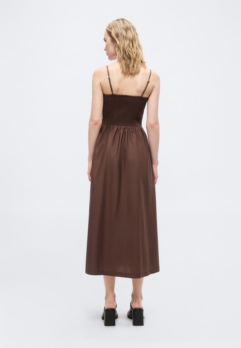 Abercrombie & Fitch DIPPED WAIST SMOCKED MIDI - Day dress - brown -  Zalando.ie