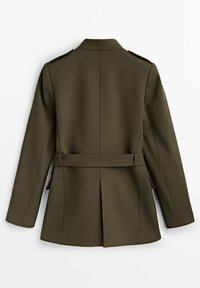 Blazer vert olive avec une coupe ajustée, doté d'une ceinture à la taille, d'épaulettes et d'un design à dos plissé. Texture de tissu lisse.