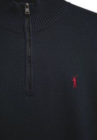 Dunkelmarineblauer Strickpullover mit einem gerippten Kragen, einem schwarzen Halb-Reißverschluss mit der Aufschrift "POLO CLUB" und kleiner roter Stickerei eines Polo-Spielers auf der Brust.