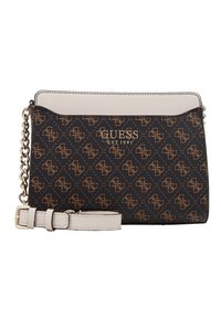 Černá taška přes rameno z umělé kůže s hnědým logem, stříbrnými kovovými doplňky a odnímatelným popruhem. Vyznačuje se hladkou horní částí.