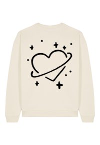 Sudadera de color crema que presenta un gran gráfico de un corazón negro rodeado de estrellas y formas más pequeñas en la parte posterior. Textura suave, escote redondo.
