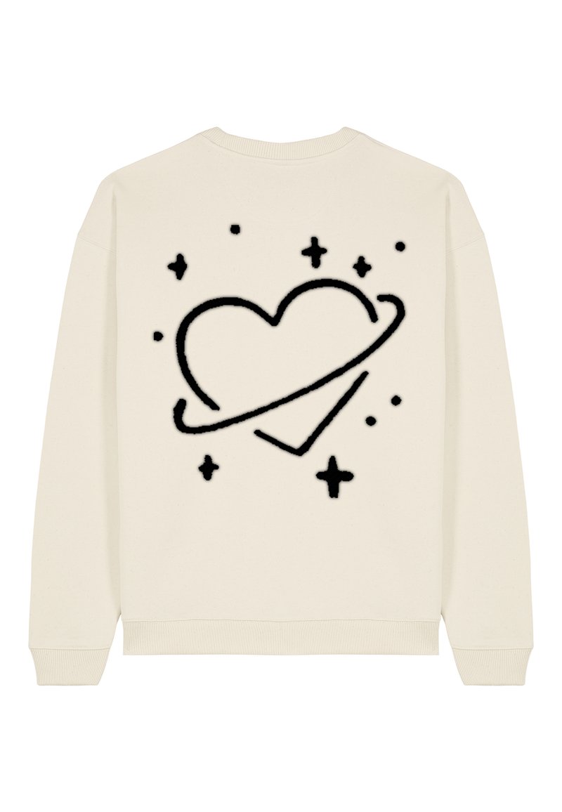 Sudadera de color crema que presenta un gran gráfico de un corazón negro rodeado de estrellas y formas más pequeñas en la parte posterior. Textura suave, escote redondo.
