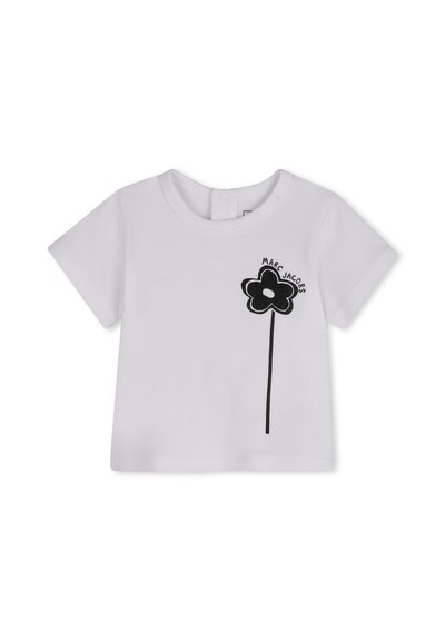 Chemise pour bébé à manches courtes blanche avec un motif de fleur noire et le texte "Marc Jacobs" au-dessus de la fleur sur le côté gauche avant.