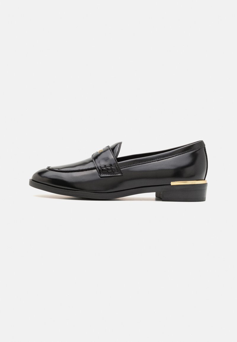 Los mocasines de charol negro presentan un diseño minimalista, punta rectangular, pequeño tacón apilado y un acento dorado en la parte trasera.