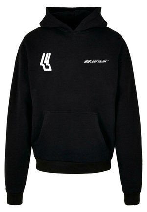 Mustas fliisist kapuutsiga sviiter, millel on ees suurem tasku. Omab valget logo detailimist rinnal ja varrukatel. Klassikaline lõige koos soonikute sääreosadega.