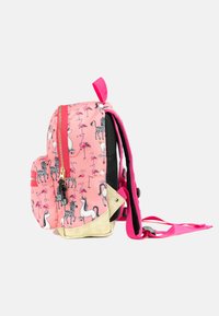 Rugzak met een roze stof met een patroon van flamingo's en zebra's, gouden accenten, zwarte zijkanten en roze verstelbare banden.