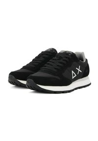 Scarpe da ginnastica nere con un design in suede e mesh, dettagli con logo bianco e una suola bianca con battistrada testurizzato.