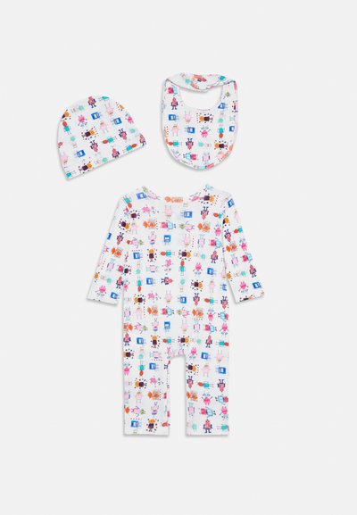 Vitt bomull baby romper-set med långa ärmar, med färgglada tecknade mönster; inkluderar en matchande hatt och haklapp.