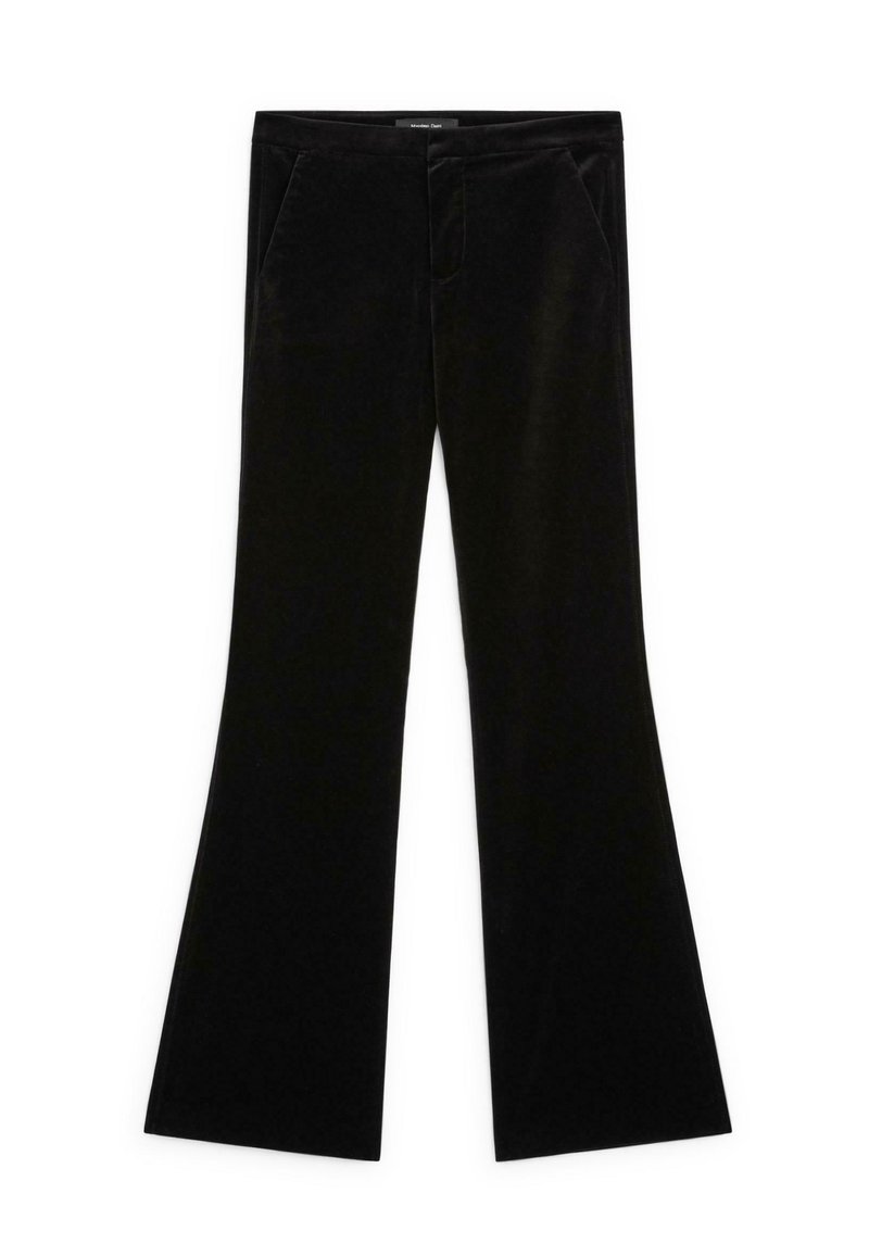 Pantalons évasés en velours noir avec une texture lisse, dotés de deux poches avant et d'une taille ajustée, conçus pour une silhouette épurée.