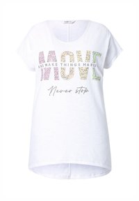 T-shirt blanc à manches courtes avec un col rond, orné d'un texte coloré : "MOVE" en grandes lettres et "Never stop" en cursive en dessous.