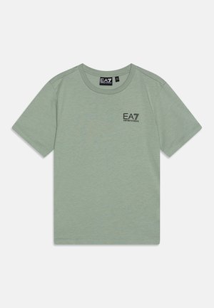 Lys grøn T-skjorte i bomull med rund hals, korte ermer, og en liten EA7-logo i svart på venstre bryst. Jevn tekstur.