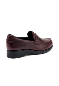 Scarpe in pelle bordeaux con punta arrotondata, finitura liscia e suola bassa in gomma nera. Presentano un design slip-on e dettagli cuciti.