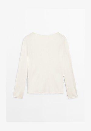 Haut léger à manches longues en tissu crème, doté d'un col rond et d'un design épuré et simple, sans motifs ni accents visibles.