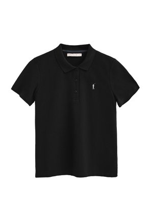 Schwarzes Polo-Shirt aus Baumwolle mit weicher Textur, ausgestattet mit einer Knopfleiste mit drei Knöpfen und einem kleinen weißen Logo auf der linken Brust.