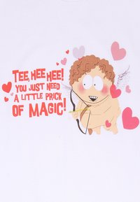 Cupido cartoon con capelli ricci, ali, arco e freccia in mira; il testo dice "Tee, hee hee! Ti serve solo un piccolo pizzico di magia!" con cuori.