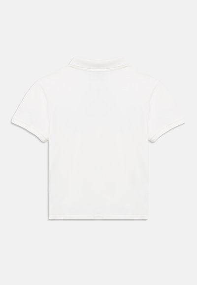 Λευκό πόλο μπλουζάκι με κοντό γιακά και κοντά μανίκια, κατασκευασμένο από απαλό ύφασμα με λεία υφή. Απλός, μονόχρωμος σχεδιασμός.