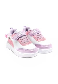 Sneaker viola e bianchi con un design scintillante rosa, accenti testurizzati, fascetta regolabile e un dettaglio floreale sul retro.