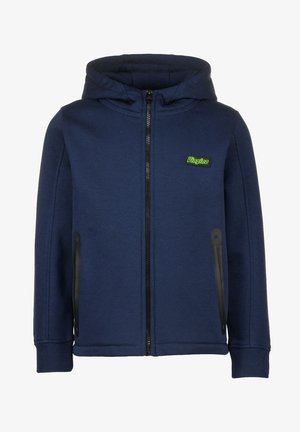 Granatowy hoodie wykonany z miękkiego materiału, z frontowym zamkiem błyskawicznym, bocznymi kieszeniami z czarnymi akcentami i zieloną naszywką z logo.