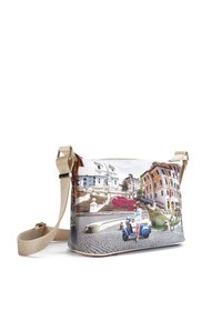 Borsa a tracolla in tessuto con stampa panoramica, dotata di chiusura con zip, cinturino beige e forma rettangolare.