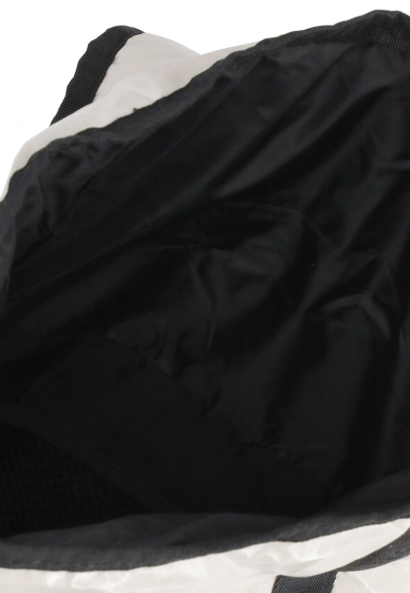 Interiore in tessuto nero aperto di una borsa termica o un ghiacciaio isolato bianco e nero con rivestimento morbido e imbottito.