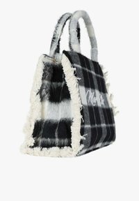 Borsa a quadri in pelliccia sintetica bianca e nera, con bordo sfrangiato e due manici robusti. Decorata con un logo sul lato.