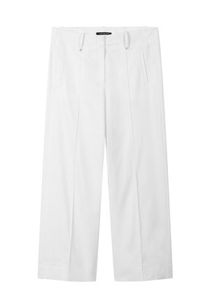 Weiße, weit geschnittene Hose mit vorderen Falten, Seitentaschen und Gürtelschlaufen, flach auf weißem Hintergrund präsentiert.