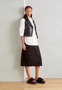 UGG CALLIE - Mules de tacón - black