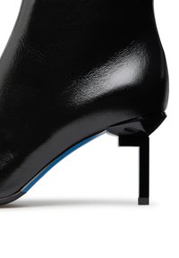 Stivale alla caviglia in pelle nera con finitura lucida, design unico del tacco a blocco e un accento blu sulla suola.