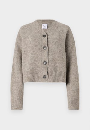 Kuttet cardigan i lys grå ullblanding, med dyp V-hals, fem sorte knapper, og ribbestrikket tekstur på kanten og ermer.